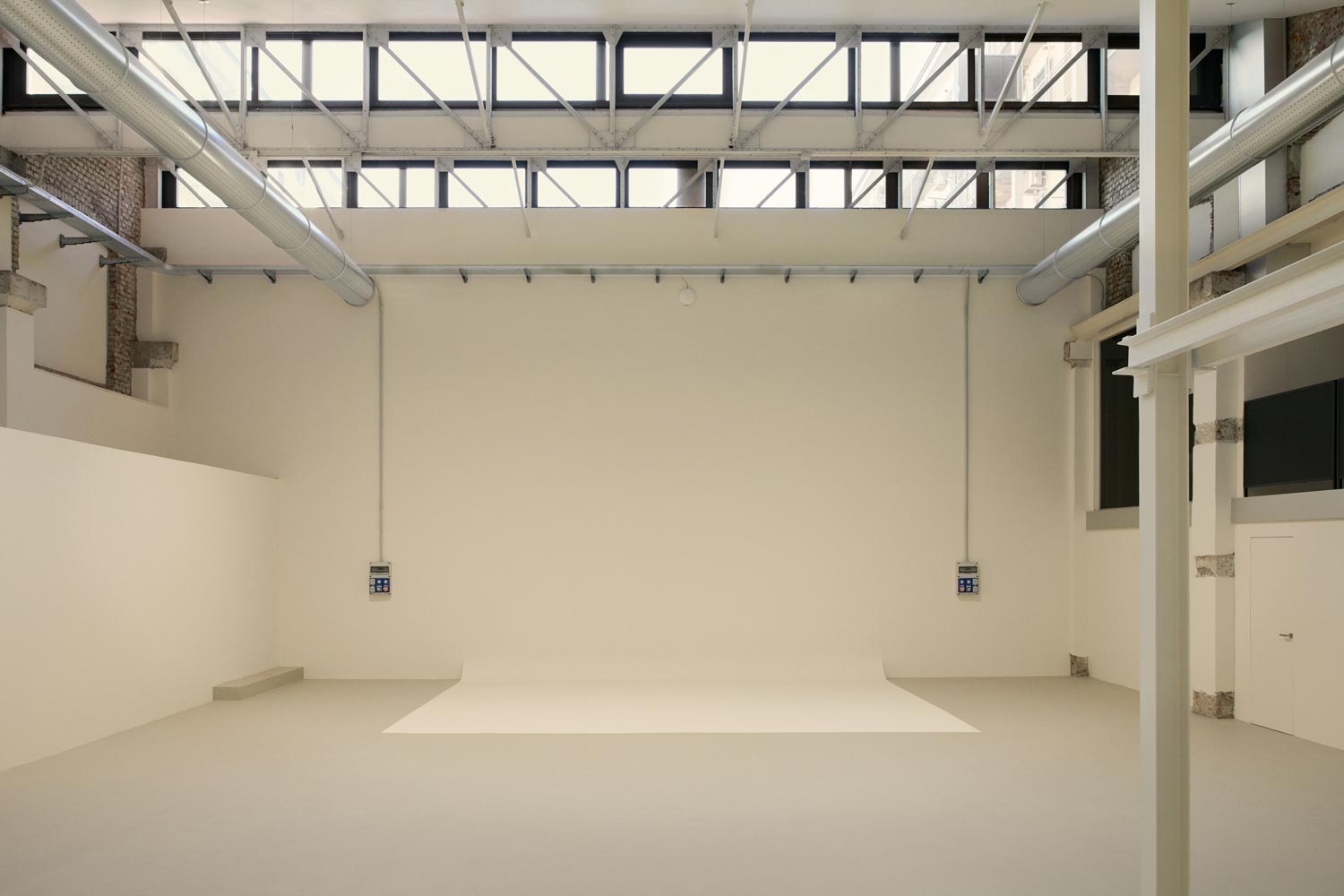 Sala posa Milano a noleggio, limbo e luce naturale